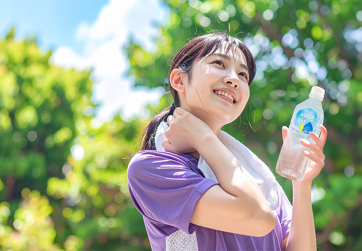 AQUA FITを持つ女性