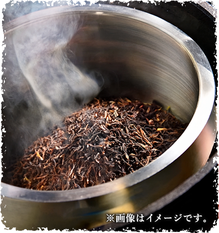 ほうじ茶独特の焙煎香を引き出す強火焙煎茶葉を50%ブレンド。