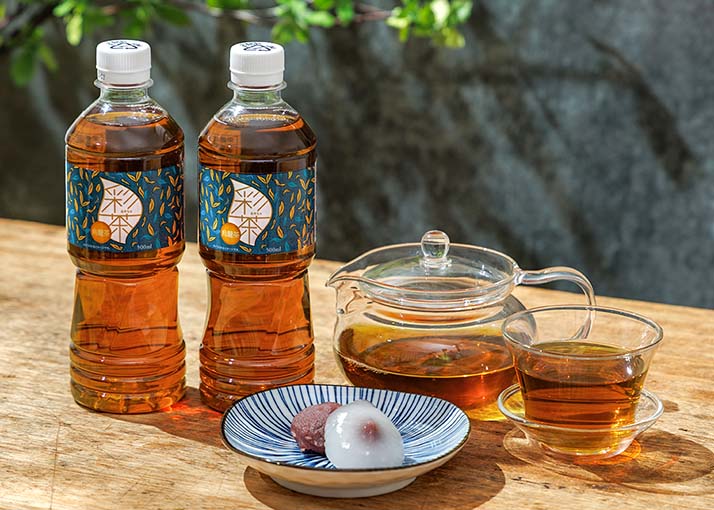 彩茶 烏龍茶 ボトルとお茶菓子